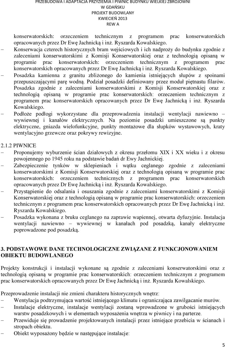 kamienna z granitu zbliżonego do kamienia istniejących słupów z spoinami przepuszczającymi parę wodną. Podział posadzki definiowany przez moduł piętnastu filarów.