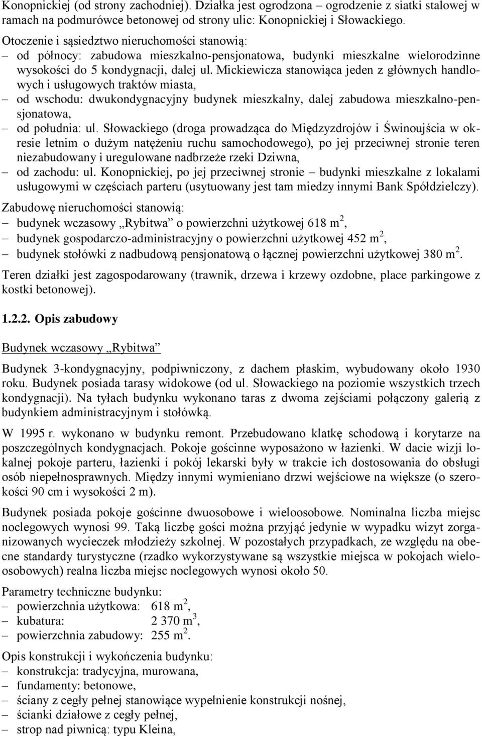 Mickiewicza stanowiąca jeden z głównych handlowych i usługowych traktów miasta, od wschodu: dwukondygnacyjny budynek mieszkalny, dalej zabudowa mieszkalno-pensjonatowa, od południa: ul.