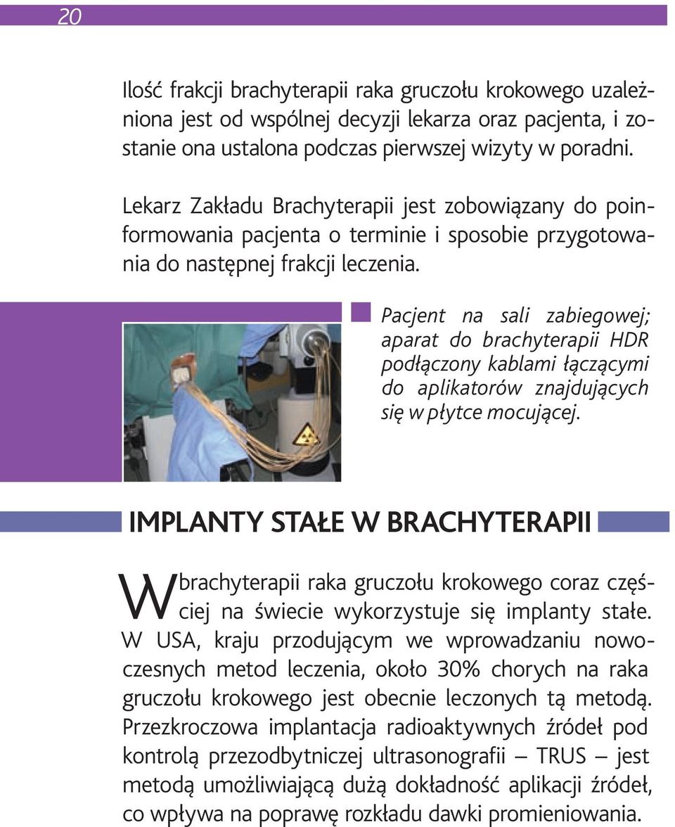 Pacjent na sali zabiegowej; aparat do brachyterapii HDR podłączony kablami łączącymi do aplikatorów znajdujących się w płytce mocującej.