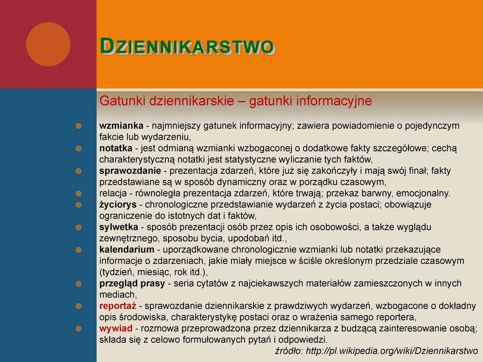 fakty przedstawiane są w sposób dynamiczny oraz w porządku czasowym, relacja - równoległa prezentacja zdarzeń, które trwają; przekaz barwny, emocjonalny.