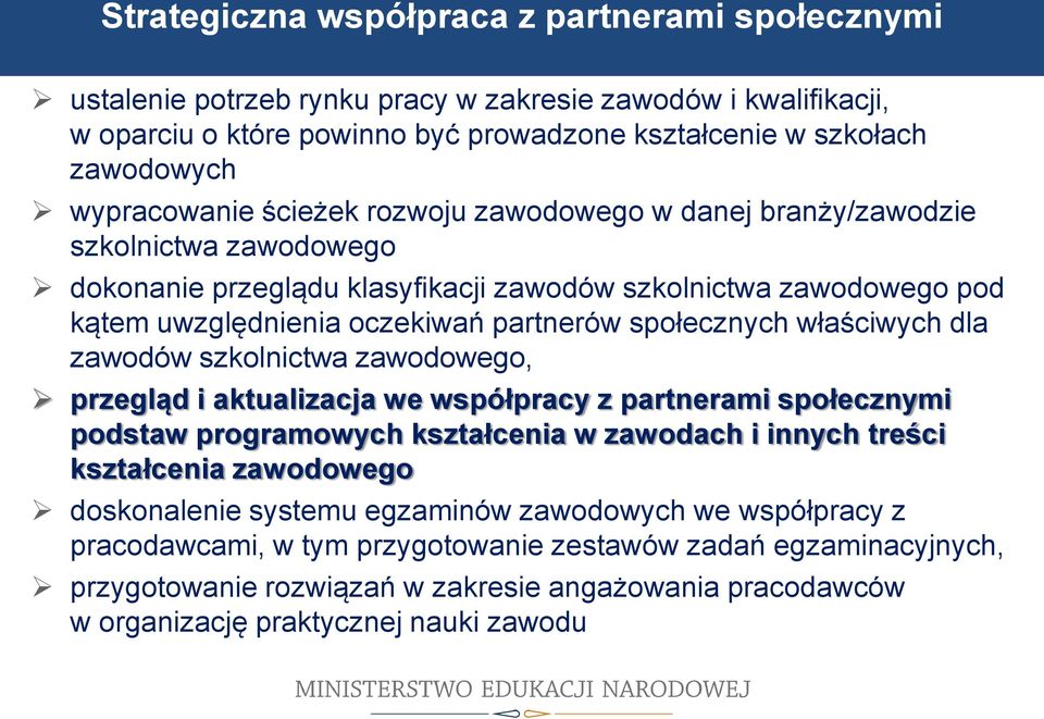 uwzględnienia oczekiwań partnerów społecznych właściwych dla zawodów szkolnictwa zawodowego, przegląd i aktualizacja we współpracy z partnerami społecznymi podstaw programowych kształcenia w zawodach
