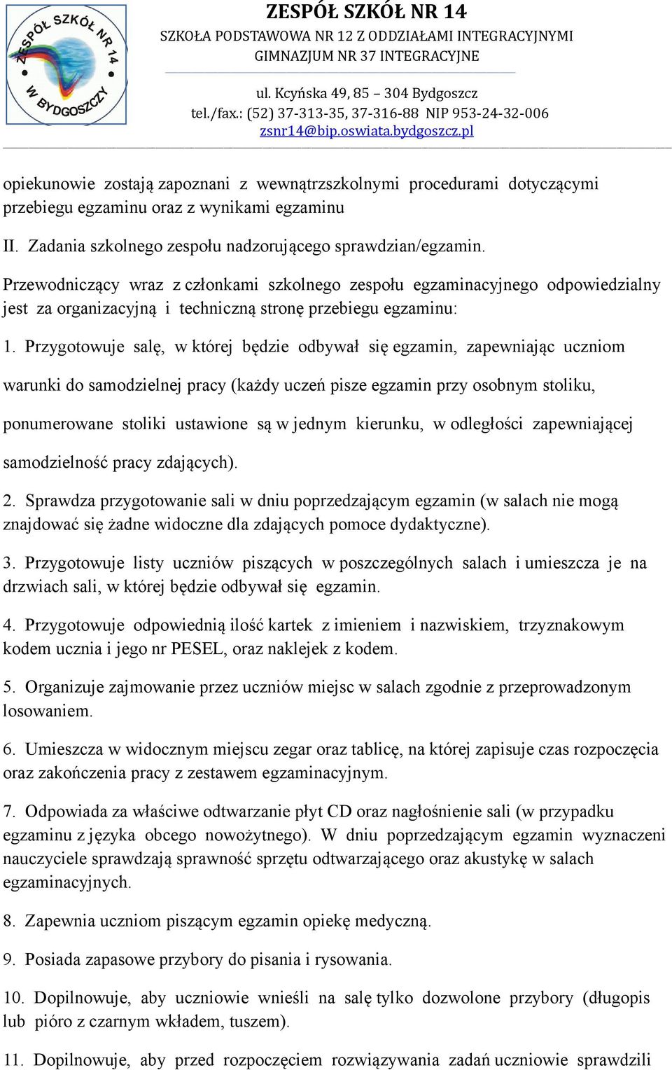 Przygotowuje salę, w której będzie odbywał się egzamin, zapewniając uczniom warunki do samodzielnej pracy (każdy uczeń pisze egzamin przy osobnym stoliku, ponumerowane stoliki ustawione są w jednym