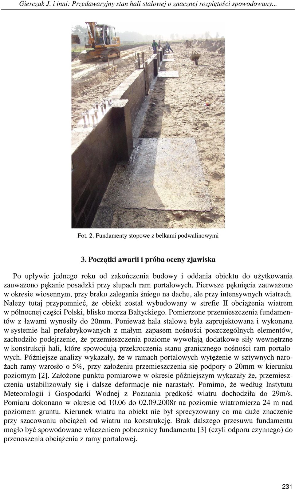 Pierwsze pęknięcia zauwaŝono w okresie wiosennym, przy braku zalegania śniegu na dachu, ale przy intensywnych wiatrach.