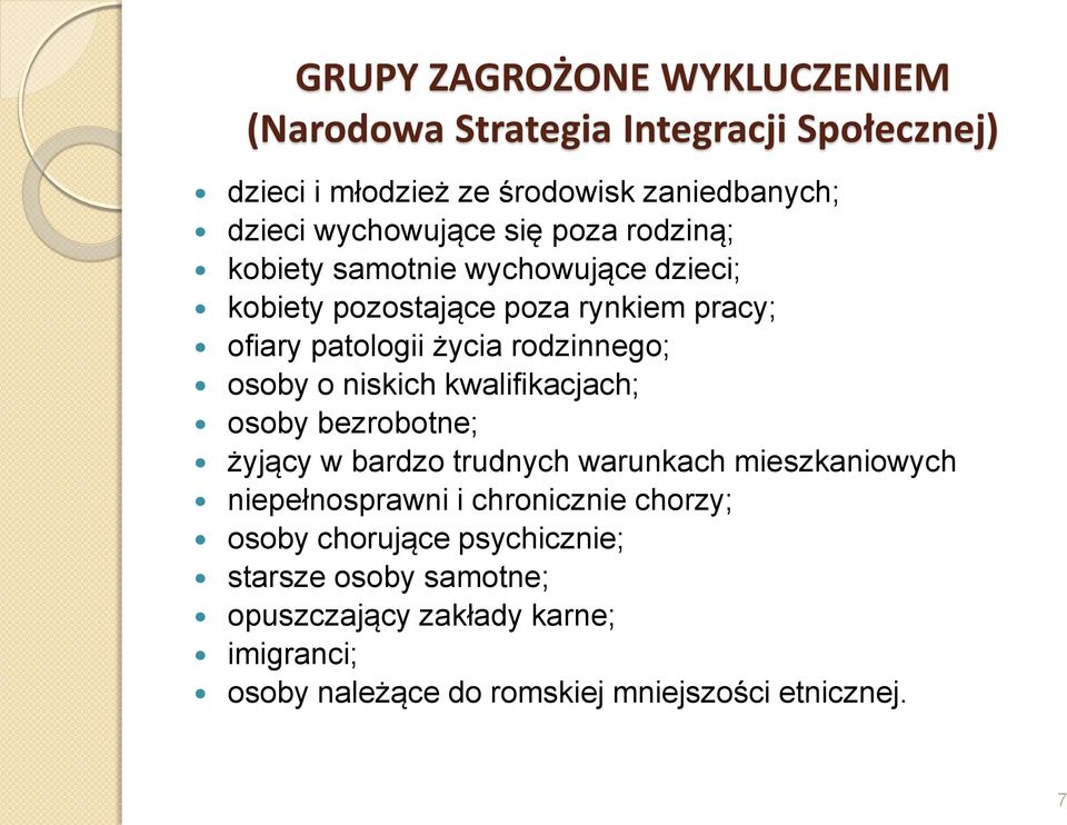 o niskich kwalifikacjach; osoby bezrobotne; żyjący w bardzo trudnych warunkach mieszkaniowych niepełnosprawni i chronicznie chorzy;