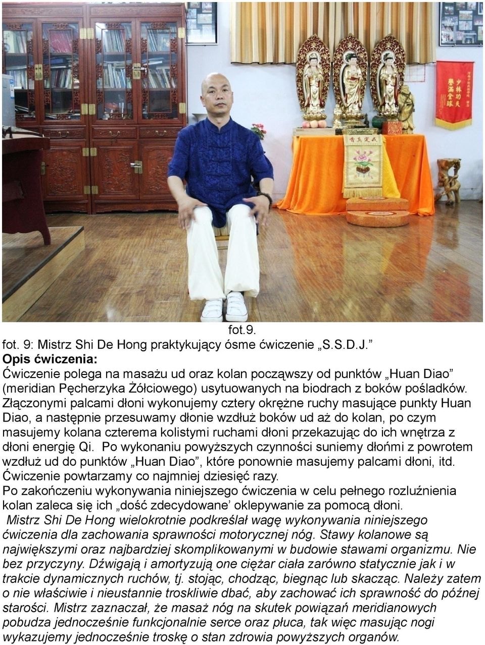 Złączonymi palcami dłoni wykonujemy cztery okrężne ruchy masujące punkty Huan Diao, a następnie przesuwamy dłonie wzdłuż boków ud aż do kolan, po czym masujemy kolana czterema kolistymi ruchami dłoni
