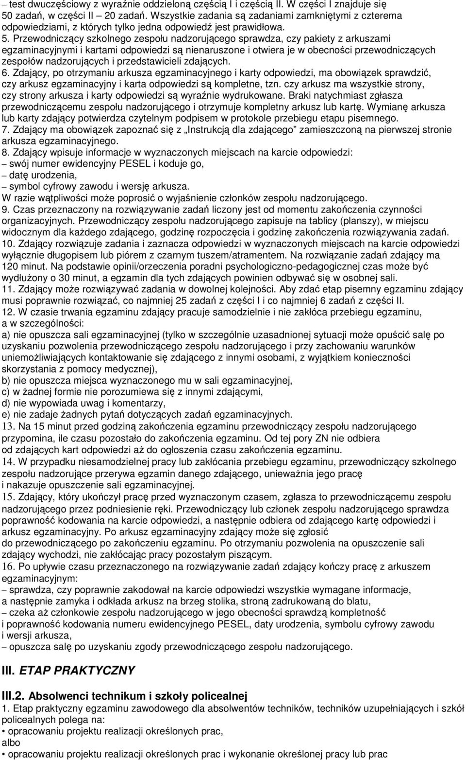 Przewodniczący szkolnego zespołu nadzorującego sprawdza, czy pakiety z arkuszami egzaminacyjnymi i kartami odpowiedzi są nienaruszone i otwiera je w obecności przewodniczących zespołów nadzorujących
