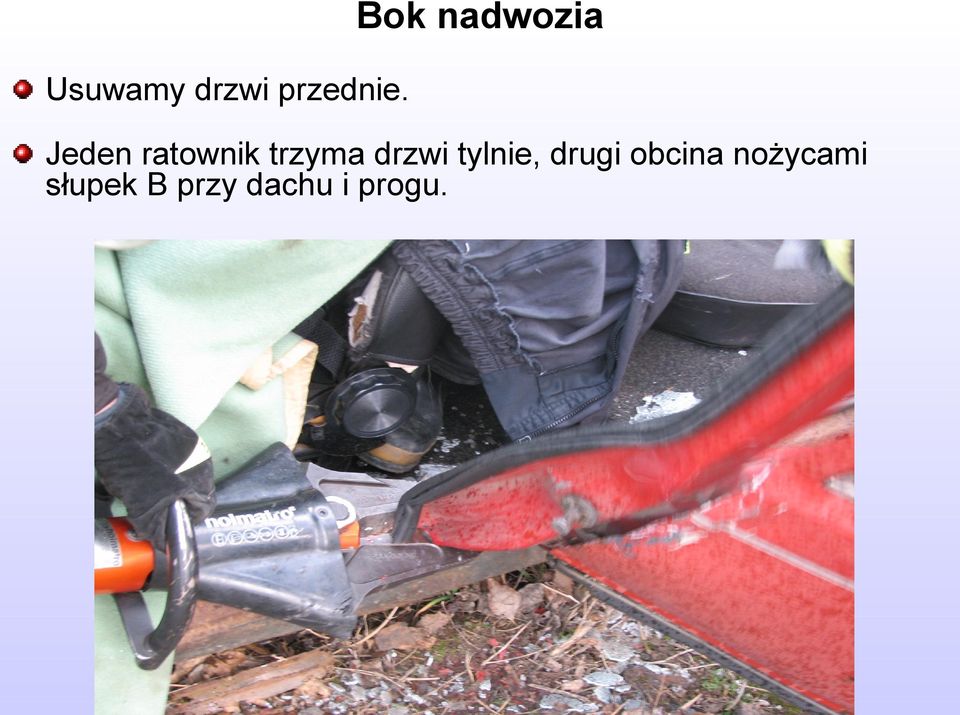 Jeden ratownik trzyma drzwi