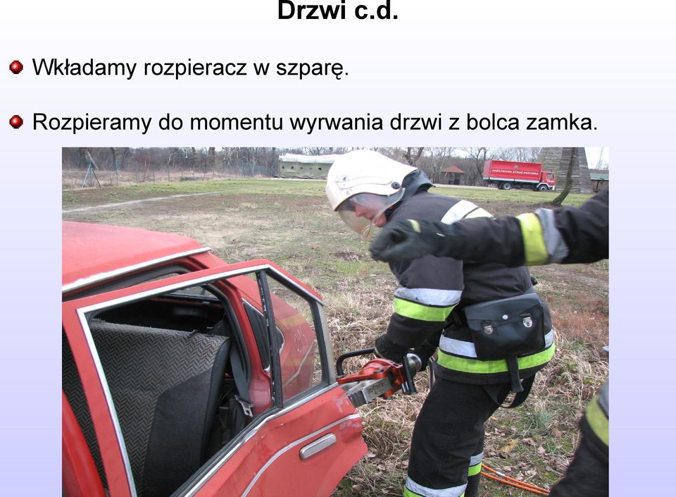 szparę.