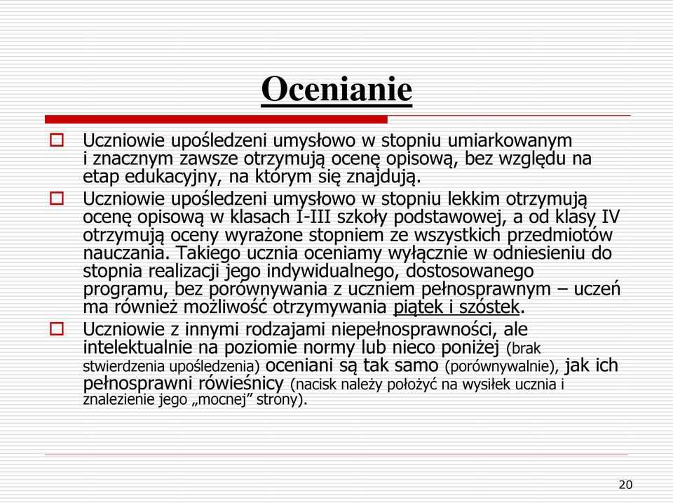 Takiego ucznia oceniamy wyłącznie w odniesieniu do stopnia realizacji jego indywidualnego, dostosowanego programu, bez porównywania z uczniem pełnosprawnym uczeń ma również możliwość otrzymywania