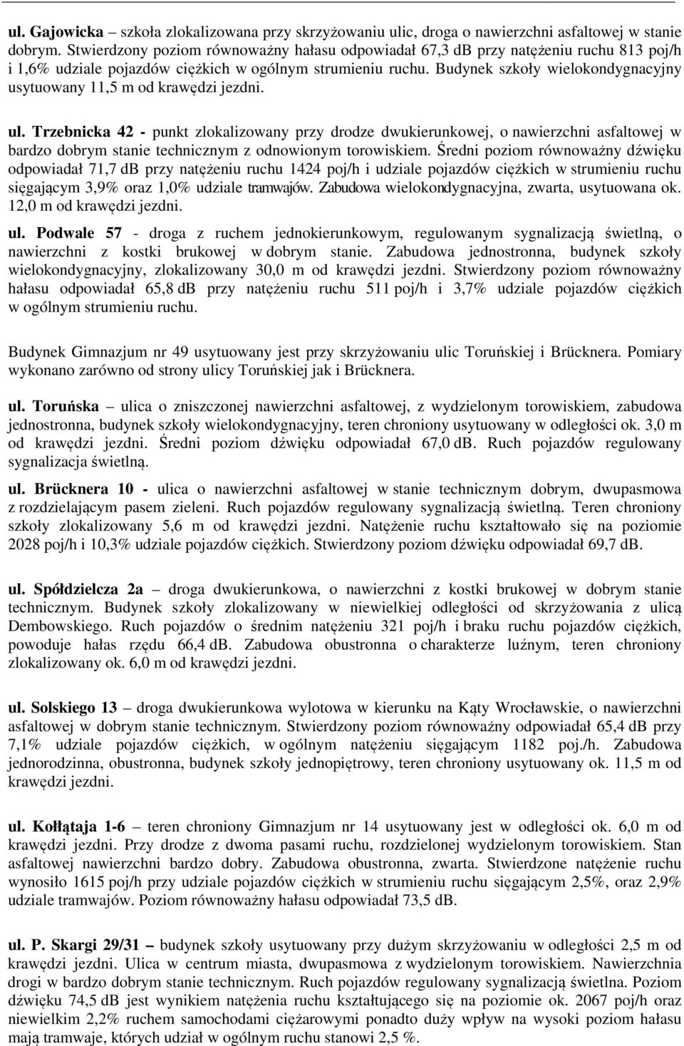 Budynek szkoły wielokondygnacyjny usytuowany 11,5 m od krawędzi jezdni. ul.