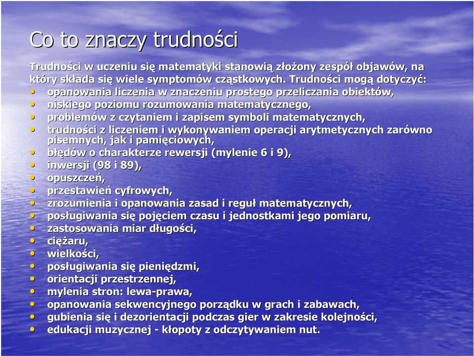 trudności z liczeniem i wykonywaniem operacji arytmetycznych zarówno pisemnych, jak i pamięciowych, błędów w o charakterze rewersji (mylenie 6 i 9), inwersji (98 i 89), opuszczeń, przestawień