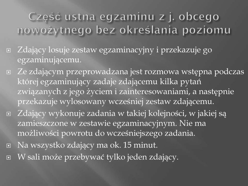 życiem i zainteresowaniami, a następnie przekazuje wylosowany wcześniej zestaw zdającemu.