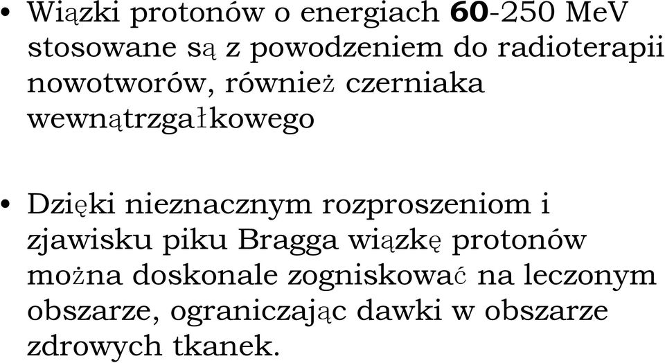 nieznacznym rozproszeniom i zjawisku piku Bragga wiązkę protonów można