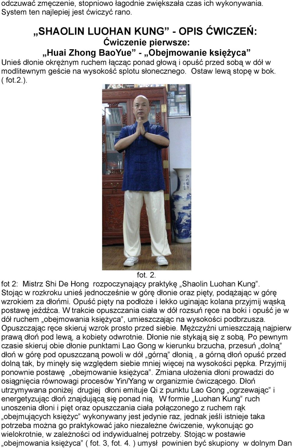 wysokość splotu słonecznego. Ostaw lewą stopę w bok. ( fot.2.). fot. 2. fot 2: Mistrz Shi De Hong rozpoczynający praktykę Shaolin Luohan Kung.