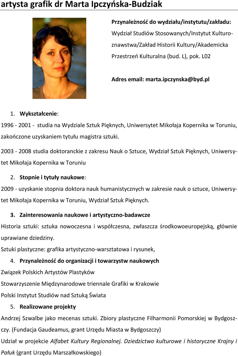 Wykształcenie: 1996-2001 - studia na Wydziale Sztuk Pięknych, Uniwersytet Mikołaja Kopernika w Toruniu, zakończone uzyskaniem tytułu magistra sztuki.