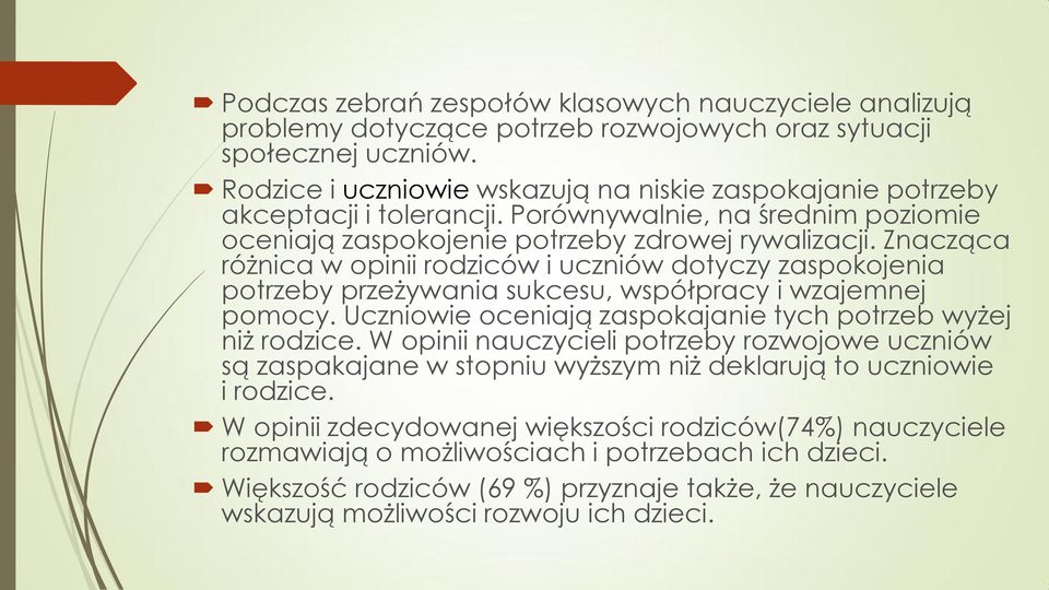 Znacząca różnica w opinii rodziców i uczniów dotyczy zaspokojenia potrzeby przeżywania sukcesu, współpracy i wzajemnej pomocy. Uczniowie oceniają zaspokajanie tych potrzeb wyżej niż rodzice.