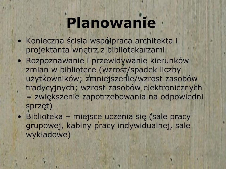 zmniejszenie/wzrost zasobów tradycyjnych; wzrost zasobów elektronicznych = zwiększenie