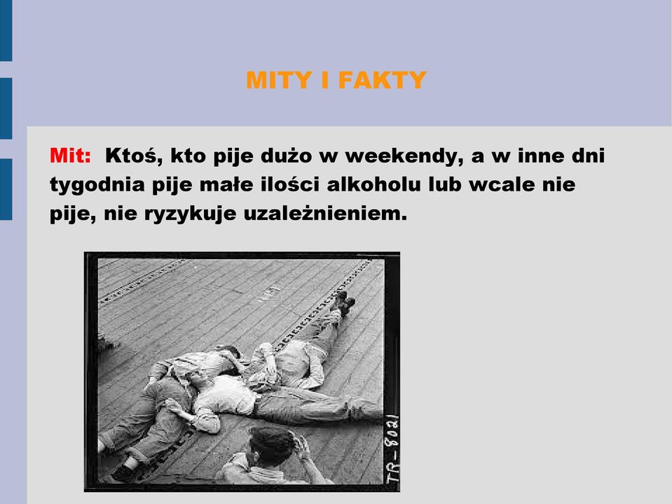 pije małe ilości alkoholu lub