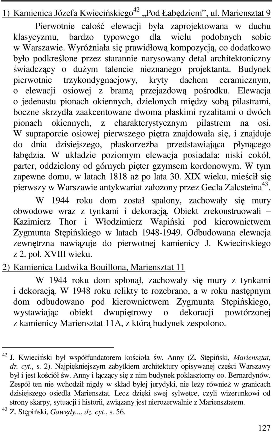 Budynek pierwotnie trzykondygnacjowy, kryty dachem ceramicznym, o elewacji osiowej z bramą przejazdową pośrodku.