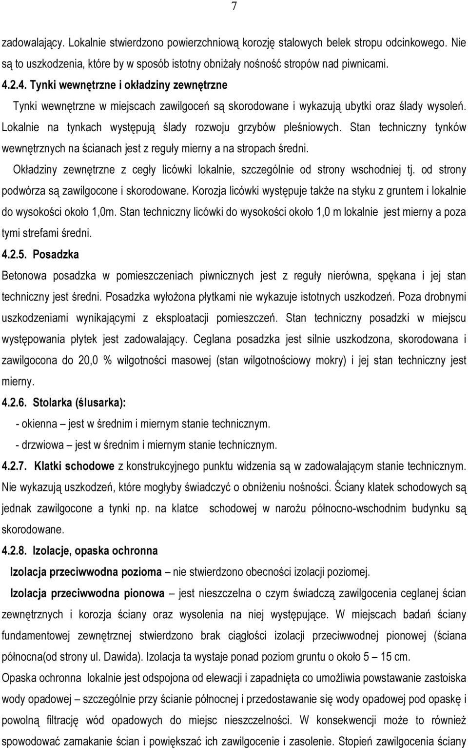 Lokalnie na tynkach występują ślady rozwoju grzybów pleśniowych. Stan techniczny tynków wewnętrznych na ścianach jest z reguły mierny a na stropach średni.