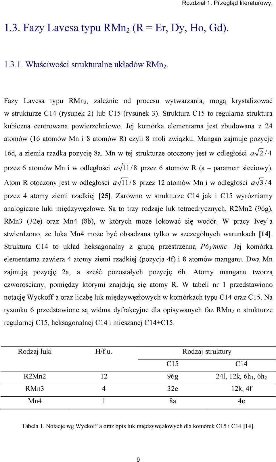 Jej komórka elementarna jest zbudowana z 24 atomów (16 atomów Mn i 8 atomów R) czyli 8 moli związku. Mangan zajmuje pozycję 16d, a ziemia rzadka pozycję 8a.