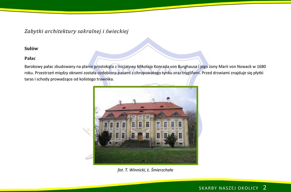 Przestrzeń między oknami została ozdobiona pasami z chropowatego tynku oraz tryglifami.