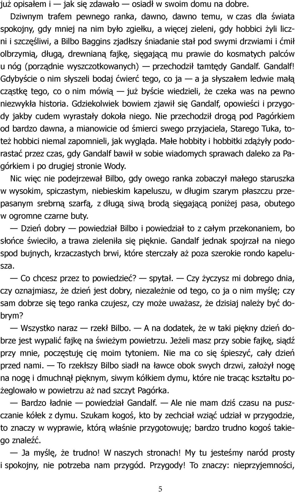 stał pod swymi drzwiami i ćmił olbrzymią, długą, drewnianą fajkę, sięgającą mu prawie do kosmatych palców u nóg (porządnie wyszczotkowanych) przechodził tamtędy Gandalf.