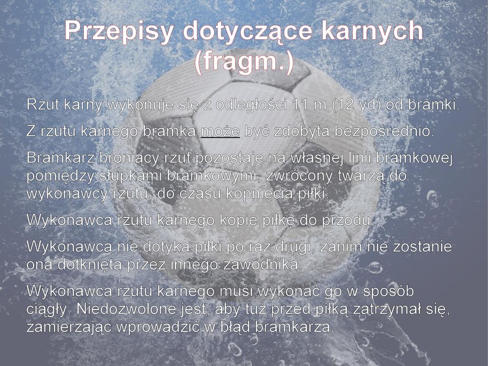 piłki. Wykonawca rzutu karnego kopie piłkę do przodu.