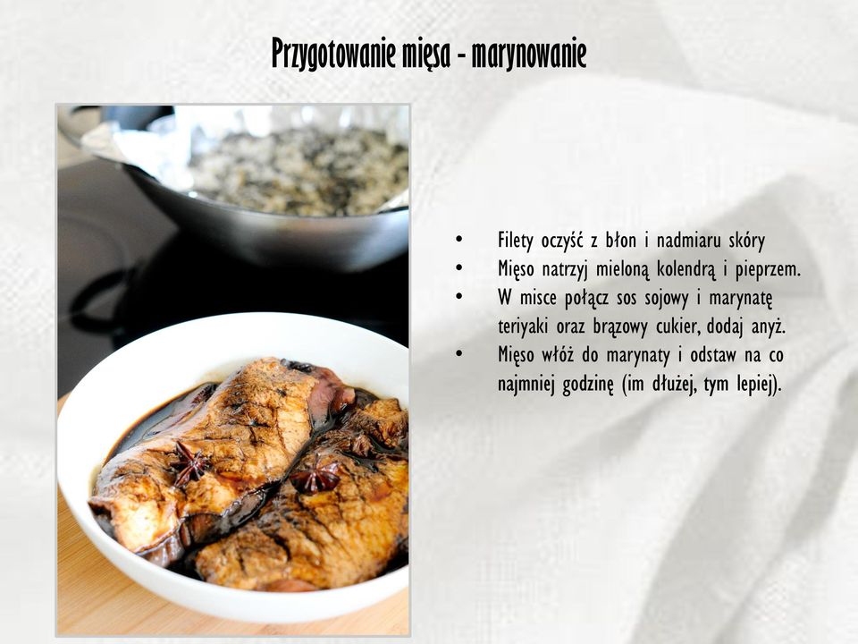 W misce połącz sos sojowy i marynatę teriyaki oraz brązowy cukier,