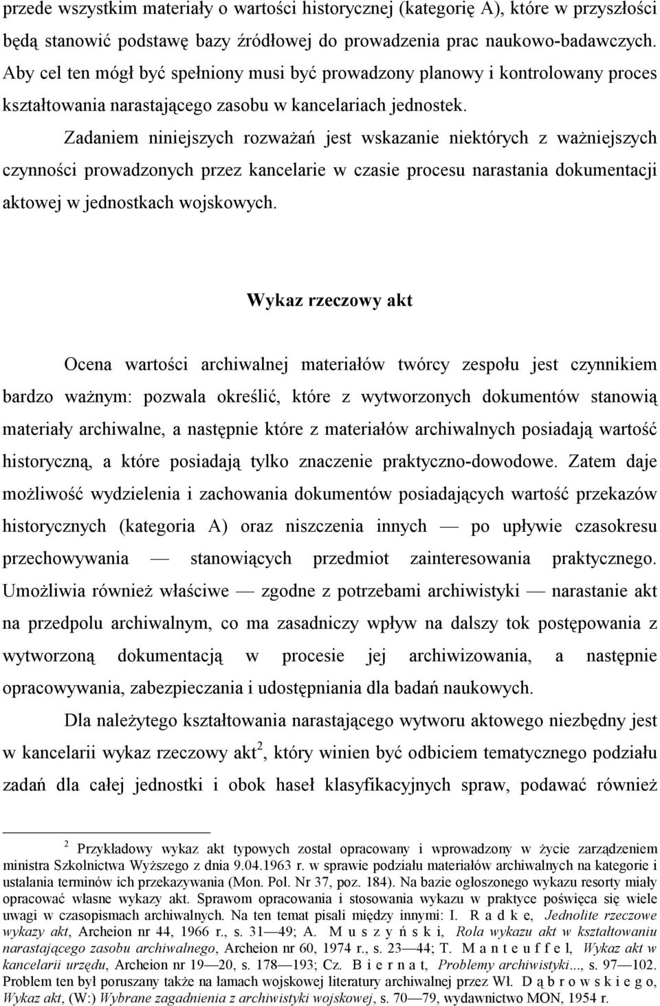 Zadaniem niniejszych rozważań jest wskazanie niektórych z ważniejszych czynności prowadzonych przez kancelarie w czasie procesu narastania dokumentacji aktowej w jednostkach wojskowych.