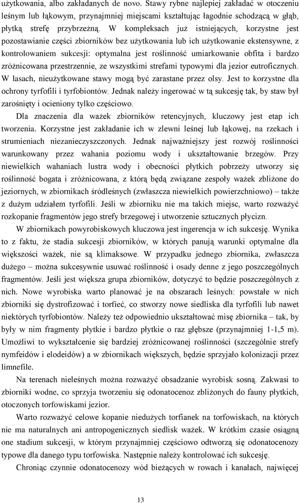 obfita i bardzo zróżnicowana przestrzennie, ze wszystkimi strefami typowymi dla jezior eutroficznych. W lasach, nieużytkowane stawy mogą być zarastane przez olsy.