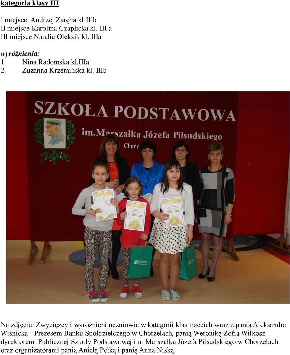 IIIb Na zdjęciu: Zwycięzcy i wyróżnieni uczniowie w kategorii klas trzecich wraz z panią Aleksandrą Wiśnicką - Prezesem Banku