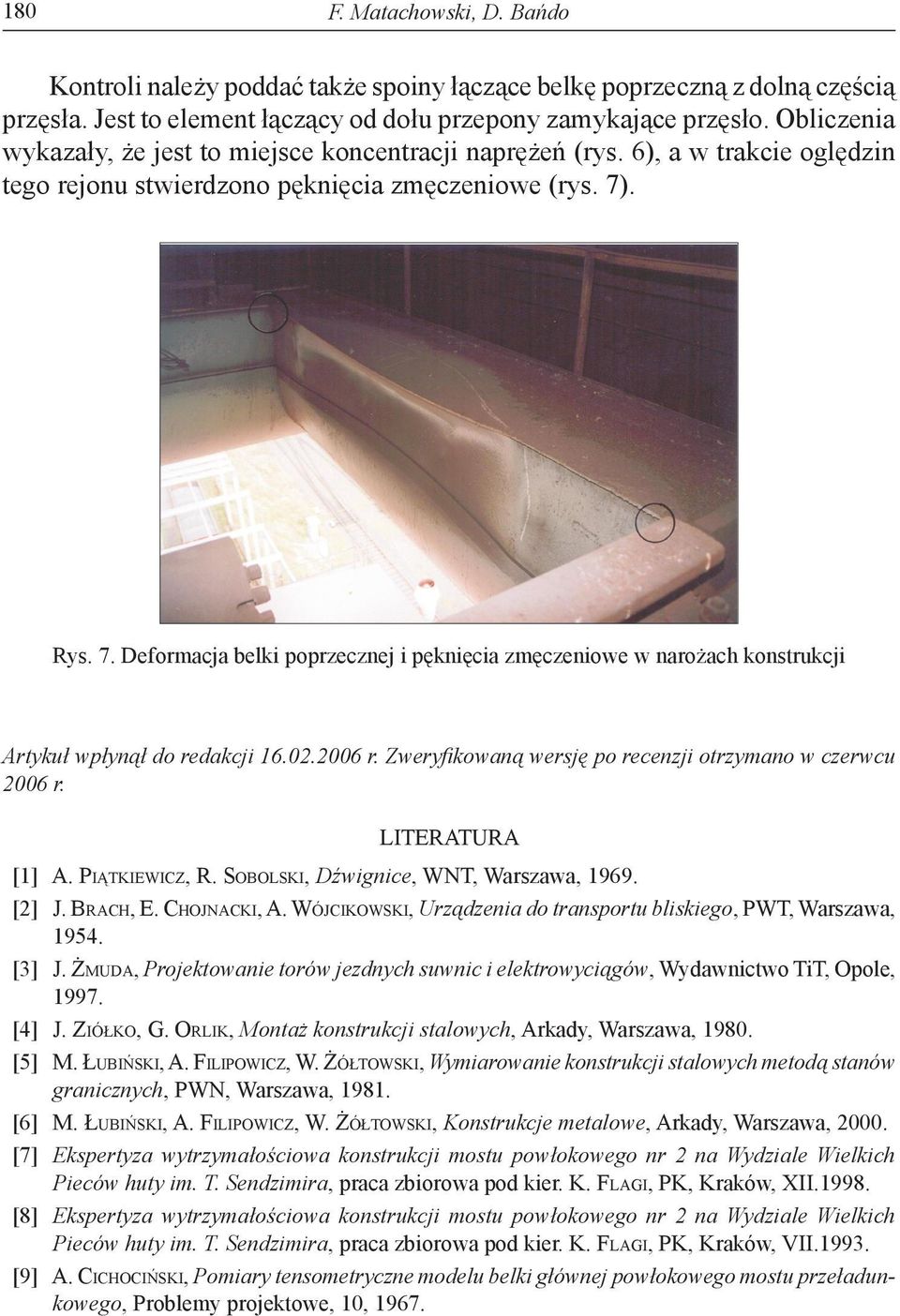 . Rys. 7. Deformacja belki poprzecznej i pęknięcia zmęczeniowe w narożach konstrukcji Artykuł wpłynął do redakcji 16.02.2006 r. Zweryfikowaną wersję po recenzji otrzymano w czerwcu 2006 r.