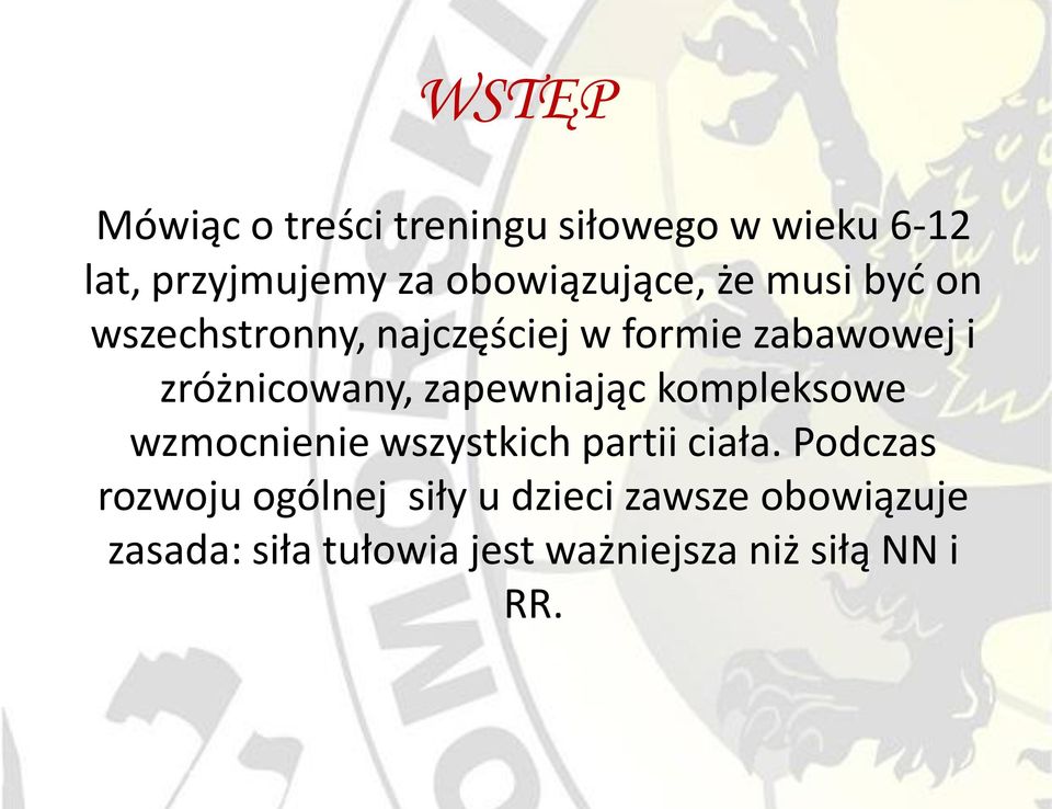 zróżnicowany, zapewniając kompleksowe wzmocnienie wszystkich partii ciała.