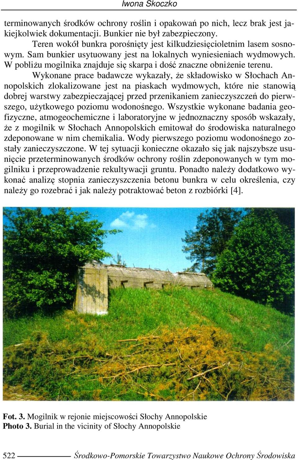 W pobliŝu mogilnika znajduje się skarpa i dość znaczne obniŝenie terenu.