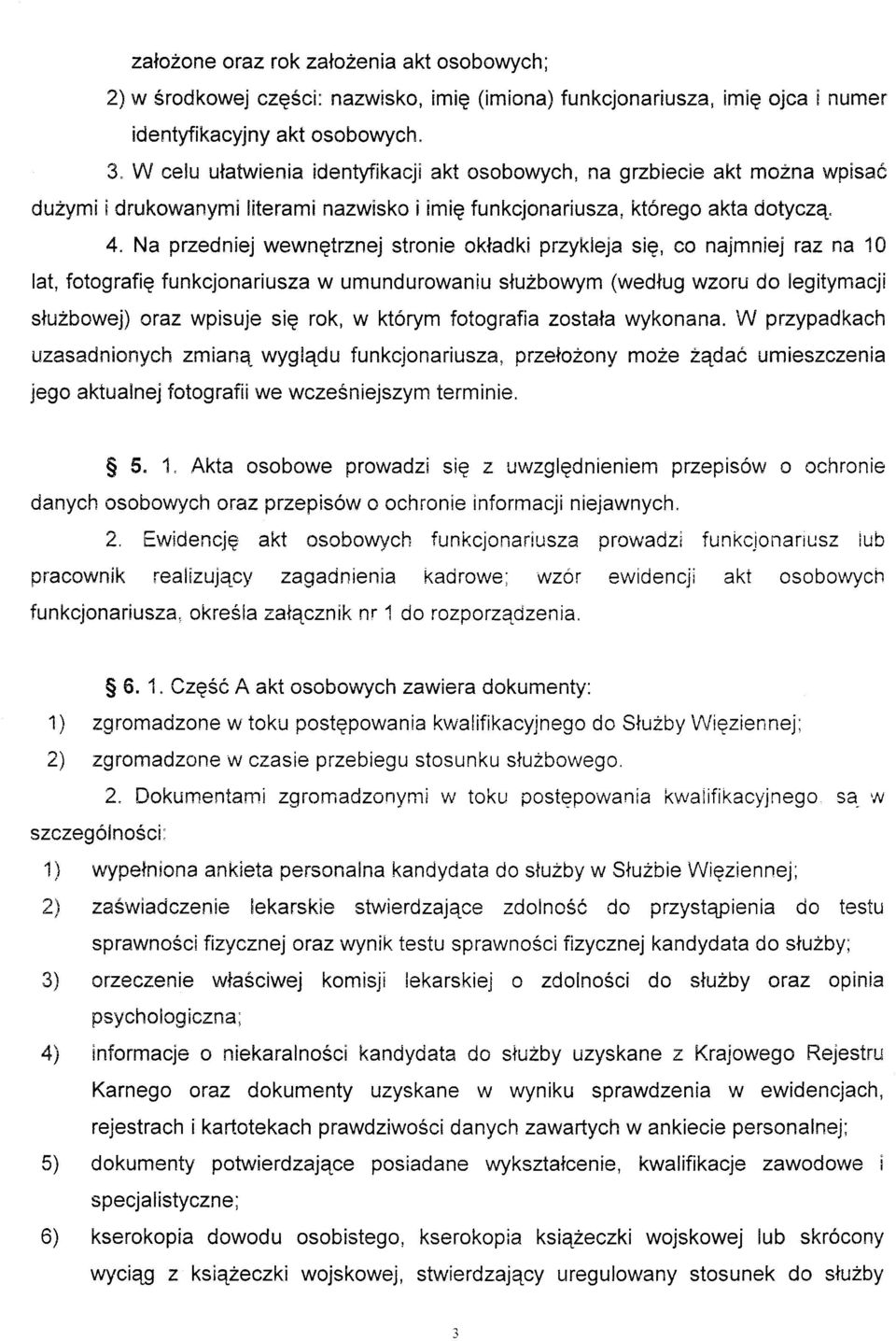 Na przedniej wewngtrznej stronie okiadki przykleja sie, co najmniej raz na 1A lat, fotografiq funkcjonariusza w umundurowaniu siuzbowym (wedlug wzoru do legitymacji siuzbowej) oraz wpisuje siq rok, w