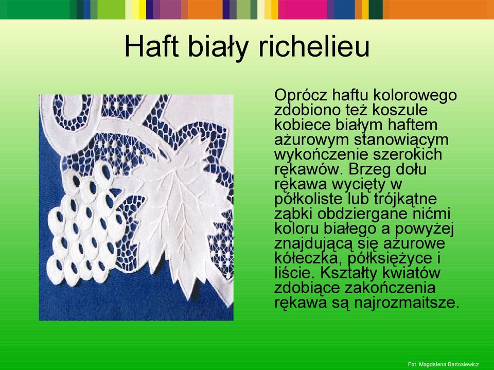 Brzeg dołu rękawa wycięty w półkoliste lub trójkątne ząbki obdziergane nićmi koloru białego a