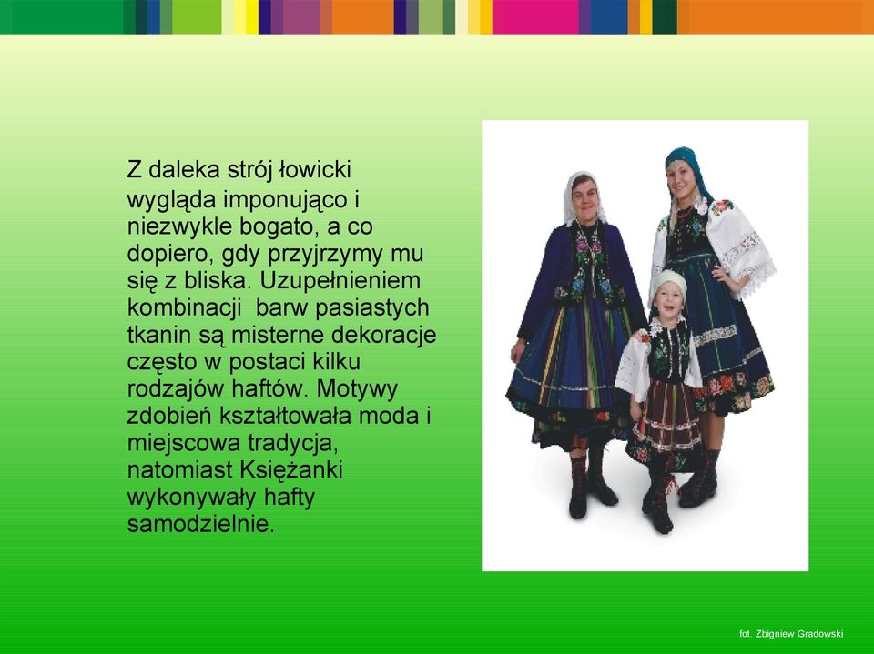 Uzupełnieniem kombinacji barw pasiastych tkanin są misterne dekoracje często w postaci
