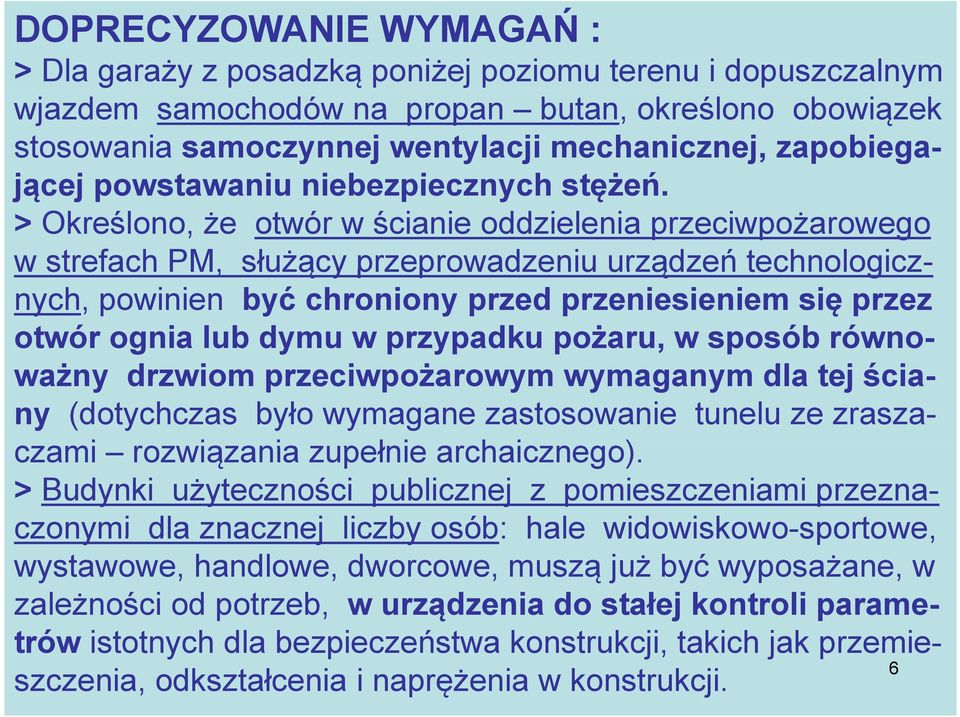 > Określono, że otwór w ścianie oddzielenia przeciwpożarowego w strefach PM, służący przeprowadzeniu urządzeń technologicz- nych, powinien być chroniony przed przeniesieniem się przez otwór ognia lub