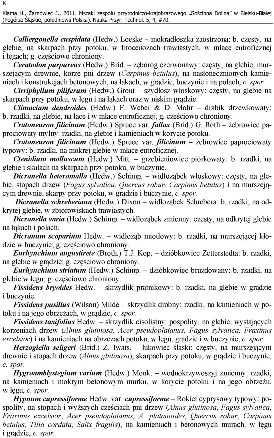 zęboróg czerwonawy: częsty, na glebie, murszejącym drewnie, korze pni drzew (Carpinus betulus), na nasłonecznionych kamieniach i konstrukcjach betonowych, na łąkach, w grądzie, buczynie i na polach,