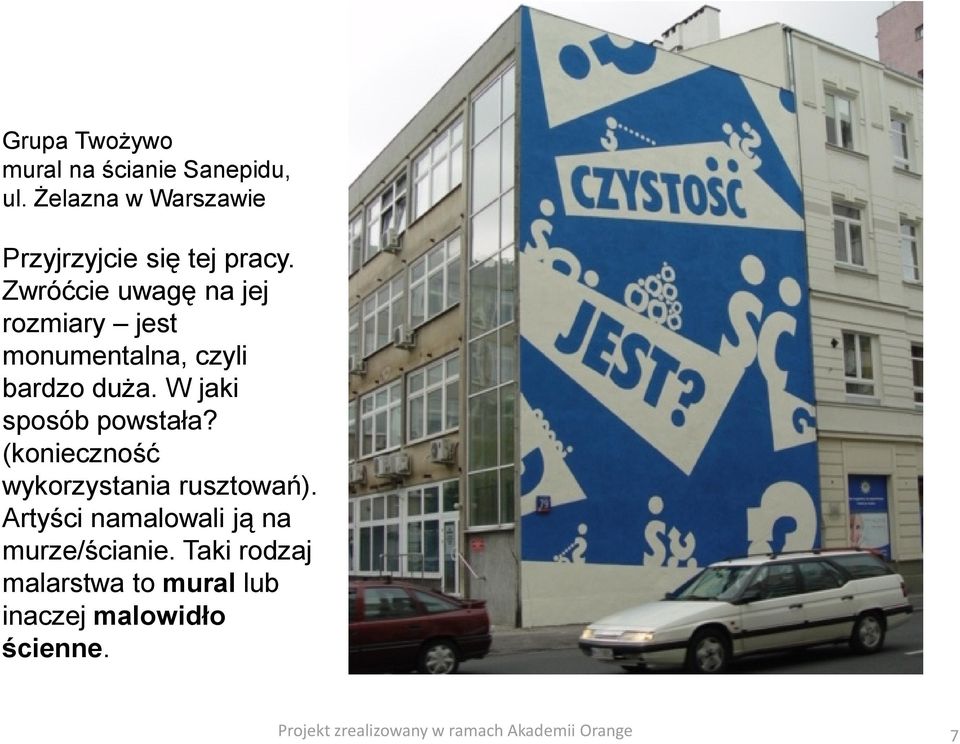 Zwróćcie uwagę na jej rozmiary jest monumentalna, czyli bardzo duża.