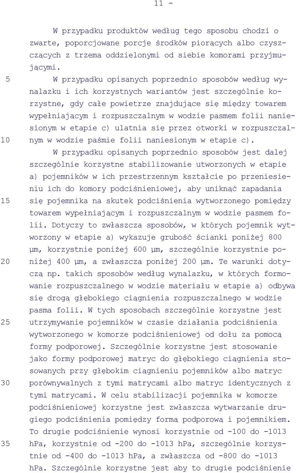 wodzie pasmem folii naniesionym w etapie c) ulatnia się przez otworki w rozpuszczalnym w wodzie paśmie folii naniesionym w etapie c).