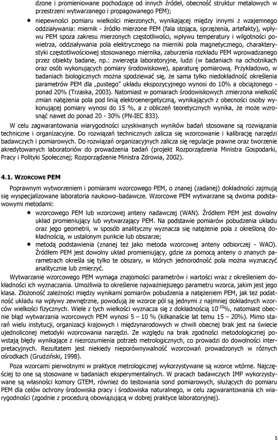 oddziaływania pola elektrycznego na mierniki pola magnetycznego, charakterystyki częstotliwościowej stosowanego miernika, zaburzenia rozkładu PEM wprowadzanego przez obiekty badane, np.