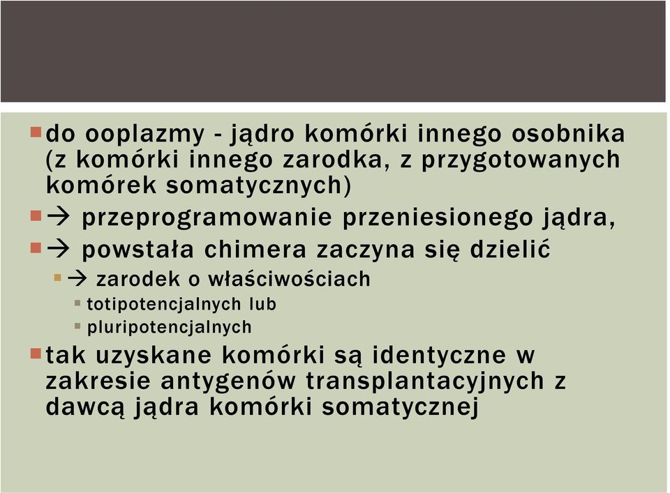 dzielić zarodek o właściwościach totipotencjalnych lub pluripotencjalnych tak uzyskane