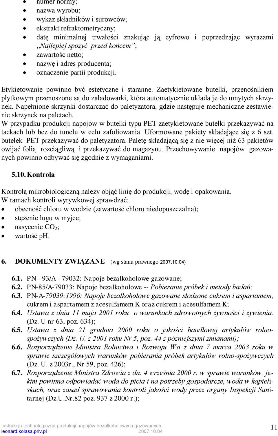 Zaetykietowane butelki, przenośnikiem płytkowym przenoszone są do załadowarki, która automatycznie układa je do umytych skrzynek.