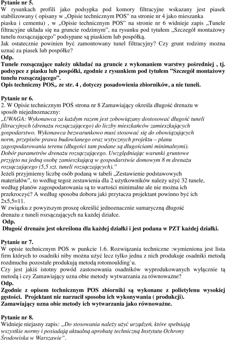 POS na stronie nr 6 widnieje zapis Tunele filtracyjne układa się na gruncie rodzimym, na rysunku pod tytułem Szczegół montażowy tunelu rozsączającego podsypane są piaskiem lub pospółką.