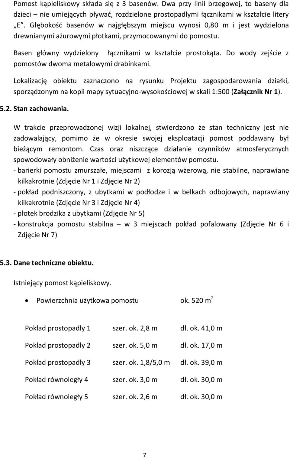 Do wody zejście z pomostów dwoma metalowymi drabinkami.