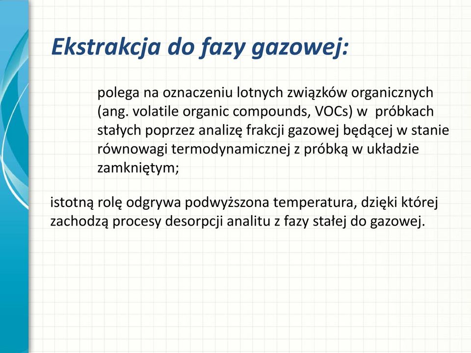 będącej w stanie równowagi termodynamicznej z próbką w układzie zamkniętym; istotną rolę