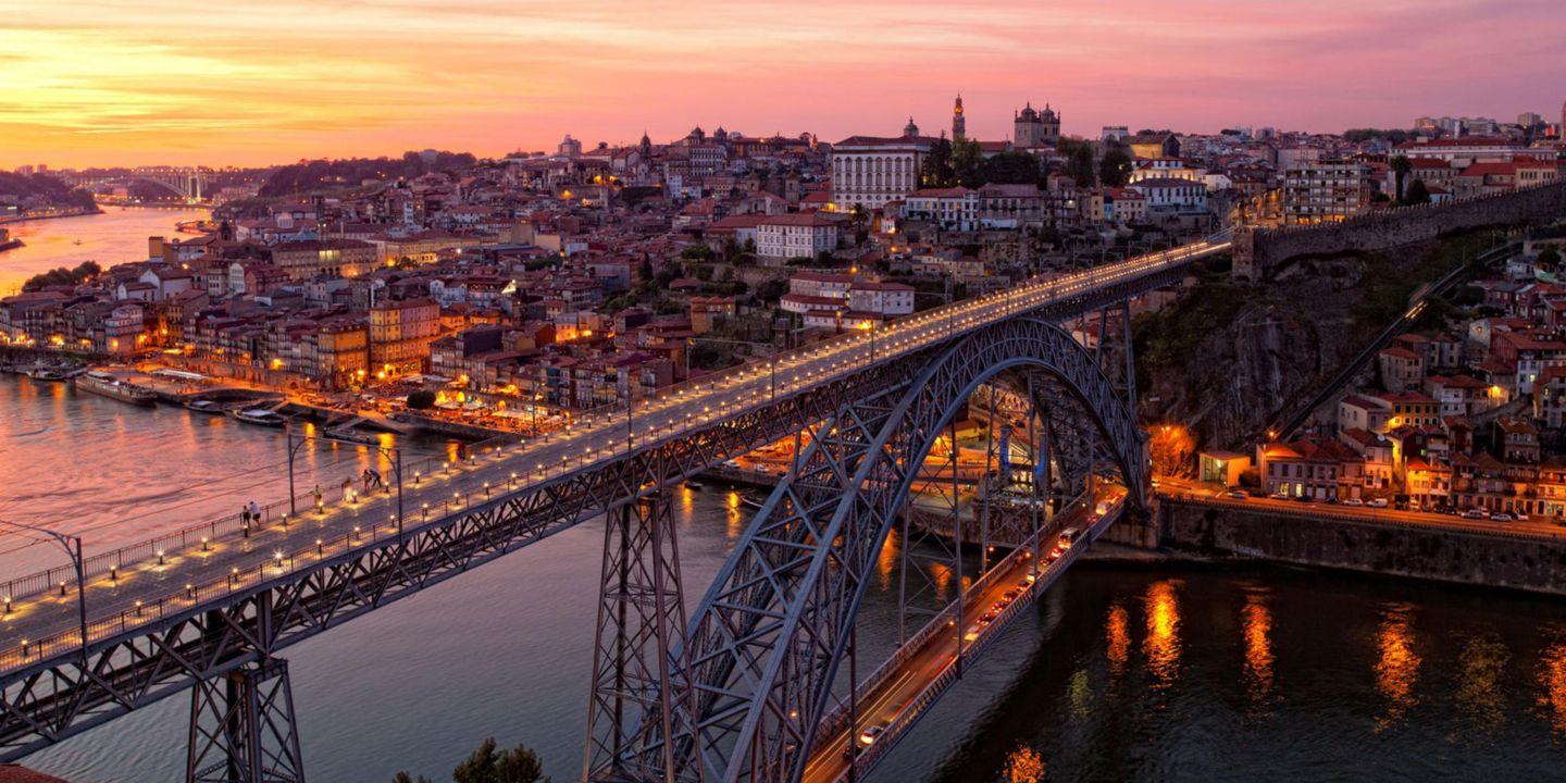 Dzień 4 Lizbona, Porto Po śniadaniu udamy się prywatnym transferem do głównego dworca kolejowego z Lizbony do Porto. Podróż będzie trwać około dwie godziny i trzydzieści minut.