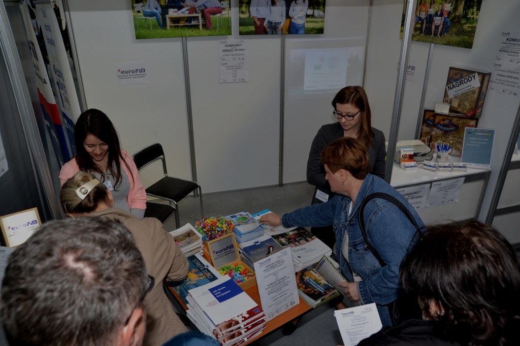 Dodatkowo oprócz wyświetlanej prezentacji, były rozdawane materiały oraz publikacje o tematyce Unijnej.